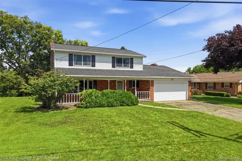 10507 Lafollette Dr, Brighton, MI 48114