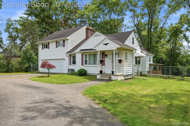 29693 Medbury St, Farmington Hills, MI 48336