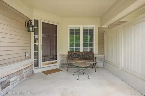 8206 Timber Trl #82, White Lake, MI 48386