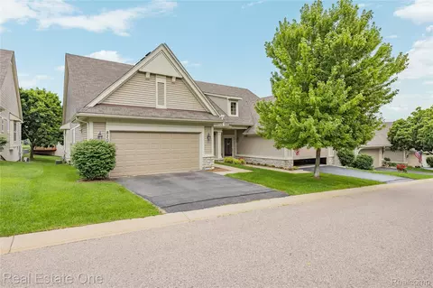 8206 Timber Trl #82, White Lake, MI 48386
