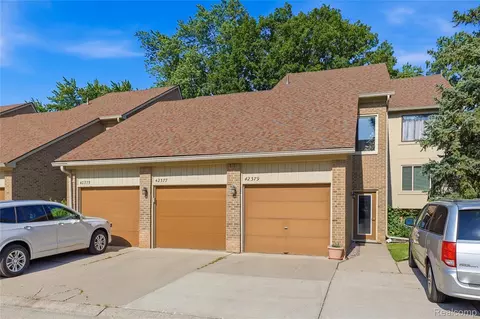 42377 Lochmoor St, Clinton Township, MI 48038