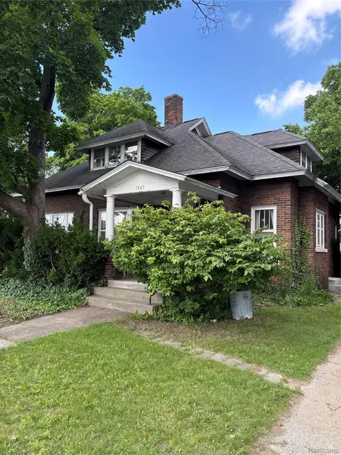 1327 Jefferson St, Muskegon, MI 49441