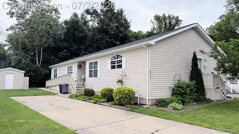 29703 Vinewood Ln, Gibraltar, MI 48173