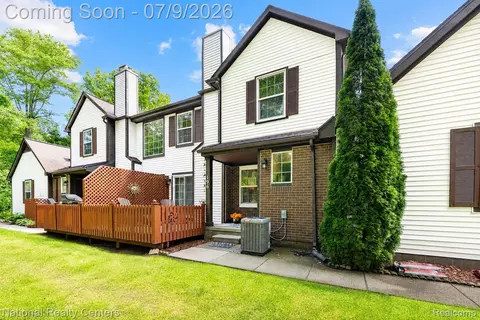 196 Barrington Cir, Orion, MI 48360