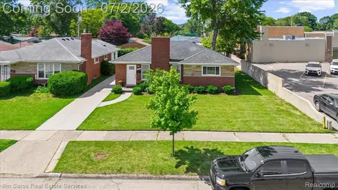 22306 Rosedale St, Saint Clair Shores, MI 48080
