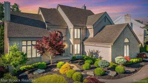 7102 Alta Vista Dr, West Bloomfield, MI 48322