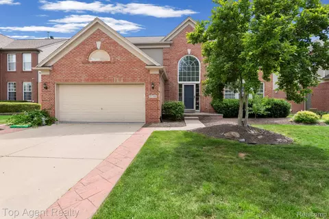 33780 Stonecrest Dr, Sterling Heights, MI 48312