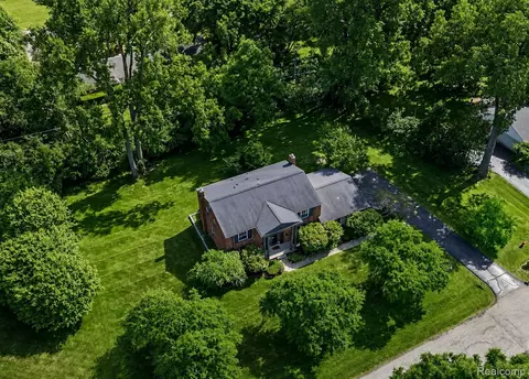 1629 Spotswood Dr, Bloomfield Hills, MI 48302