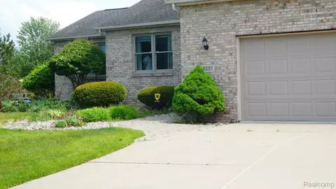8051 Prestonwood Ct, Flushing, MI 48433