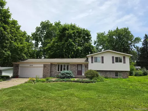 2935 Shawnee Ln, Waterford, MI 48329