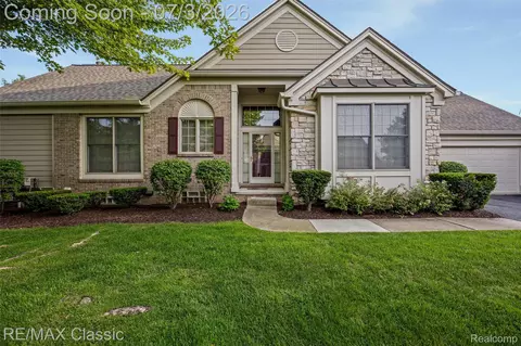 16934 Lochmoor Cir W, Northville, MI 48168