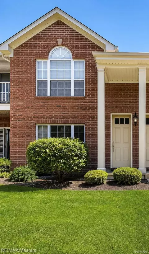 543 Mulberry St, Wyandotte, MI 48192