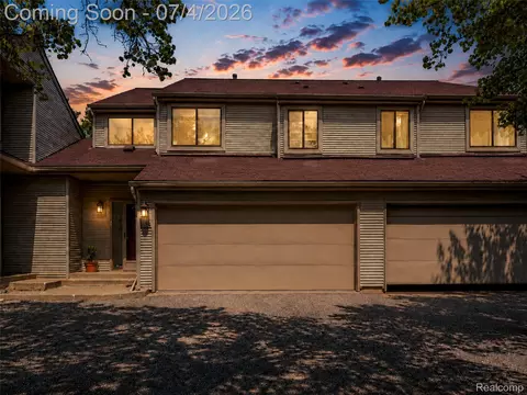 754 Ashley Cir, Rochester Hills, MI 48307