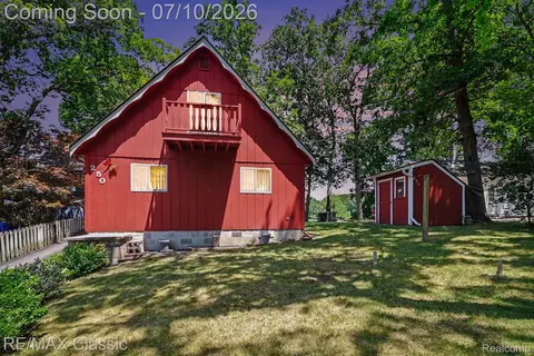 250 E Canyon Dr, Milford, MI 48380