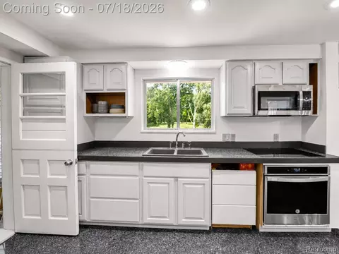 Kitchen - 46495 North Ave, Macomb, MI 48042 photo 1 of 4