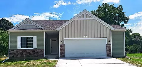 201 Kingsberry Dr, Blissfield, MI 49228