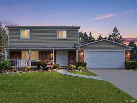 4040 Taggett Lake Dr, Highland, MI 48357