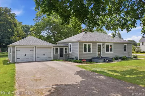 665 S Howell St, Pinckney, MI 48169