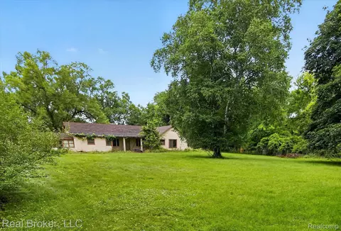 27483 Pontiac Trl, Lyon, MI 48178