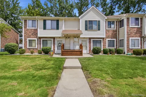 17447 Utica Oaks Ln, Roseville, MI 48066