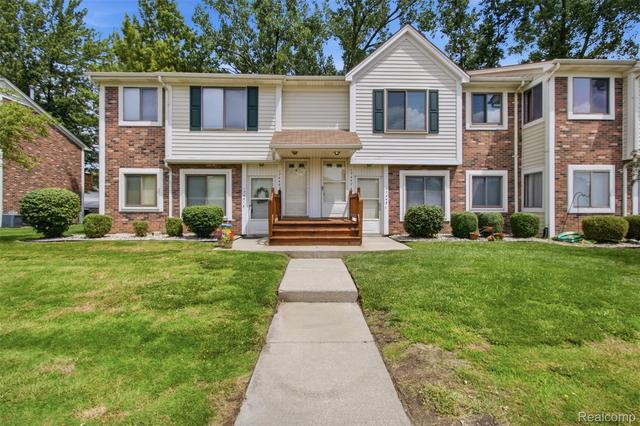17447 Utica Oaks Ln, Roseville, MI 48066