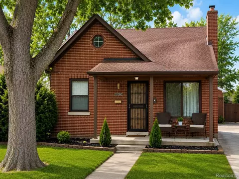 19180 Alstead St, Grosse Pointe Woods, MI 48236