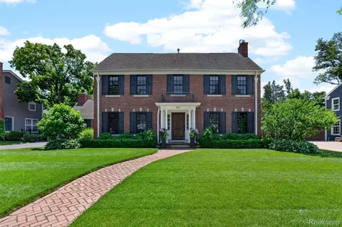 960 Mohegan St, Birmingham, MI 48009