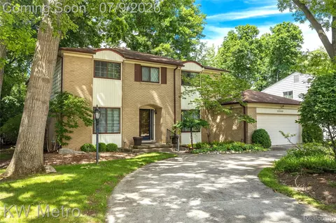 22560 Kenwyck Dr, Southfield, MI 48034