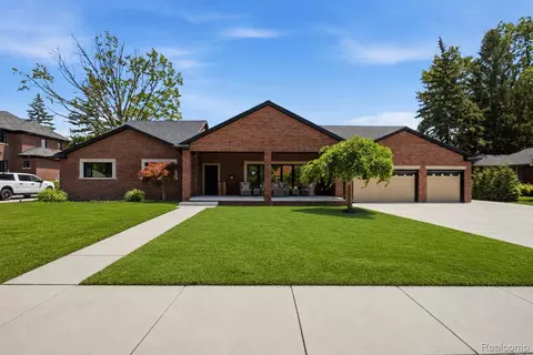600 Woodcrest Dr, Dearborn, MI 48124