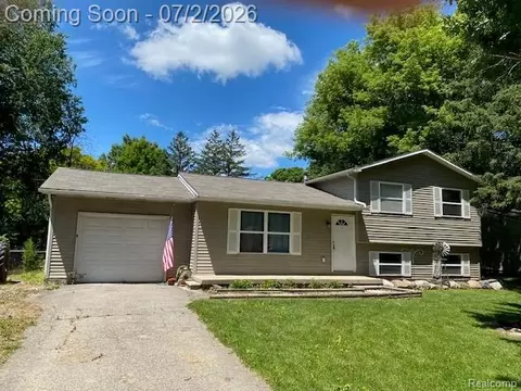 9523 Waite Dr, Tyrone, MI 48430