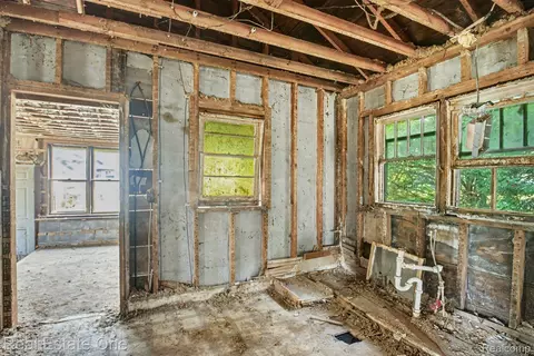 Entry Way - 5 3rd St, Yale, MI 48097 photo 2 of 3