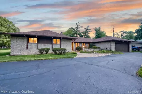 22262 Chatsford Circuit St, Southfield, MI 48034