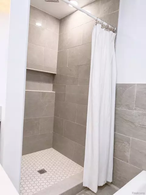 Bath - 214 E Hazelhurst St, Ferndale, MI 48220 photo 2 of 2