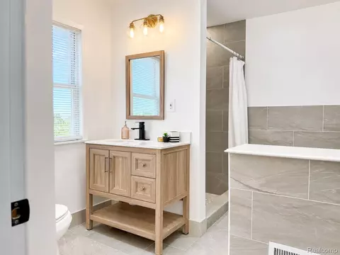 Bath - 214 E Hazelhurst St, Ferndale, MI 48220 photo 1 of 2