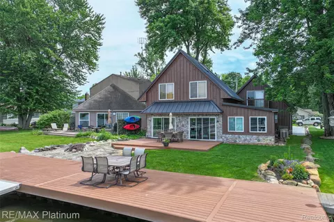 3154 Ponemah Dr, Fenton, MI 48430