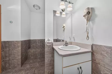 Bath - 1621 Preservation Ln, St. Clair, MI 48079 photo 3 of 7