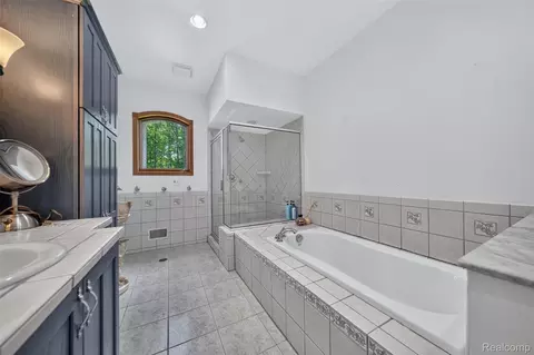 Bath - 1621 Preservation Ln, St. Clair, MI 48079 photo 5 of 7
