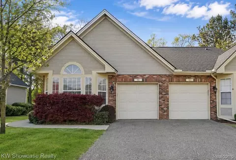1021 Willowood Court Ct, Fenton, MI 48430