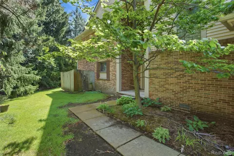 37091 Kirkshire Ct, Farmington Hills, MI 48331