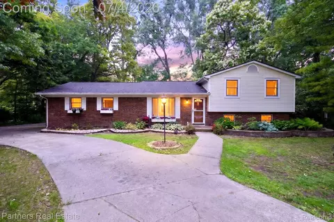 2500 Hubert Rd, Genoa, MI 48114