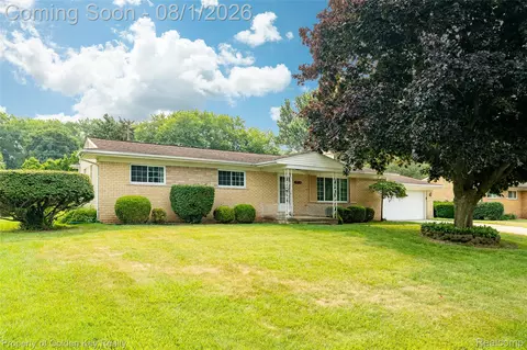 2918 Huntington Park Dr, Waterford, MI 48329