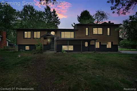 3099 Chenoa St, Commerce, MI 48382