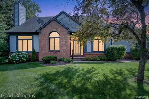 2701 Lochmoor Blvd, Orion, MI 48360
