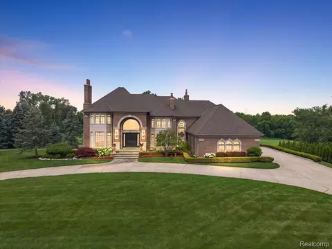 4650 Gatehouse Ct, Oakland, MI 48306