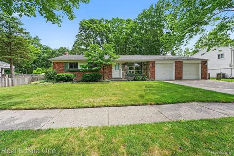 2711 Red Arrow Dr, Commerce, MI 48382