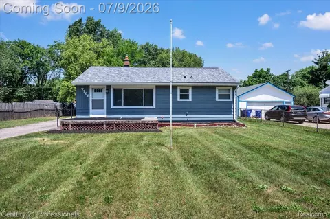 7168 Wedworth St, Waterford, MI 48327
