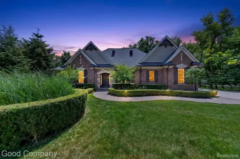 1946 Acorn Gln, Rochester Hills, MI 48306