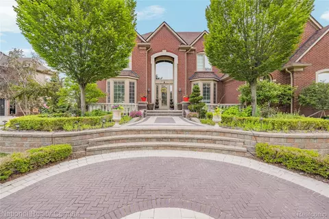 51577 Merry Ln, Shelby Township, MI 48316