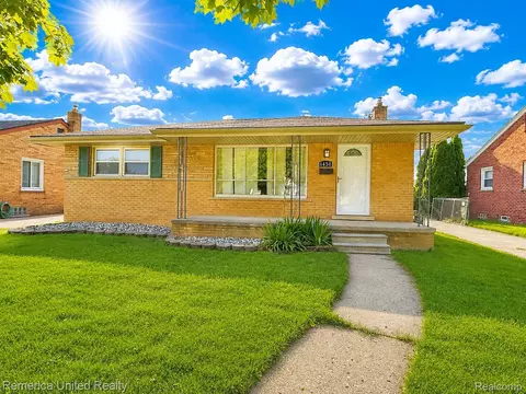6450 Golfview St, Garden City, MI 48135