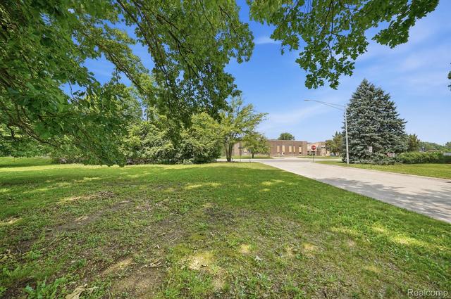 28993 Monterey Dr, Southfield, MI 48076